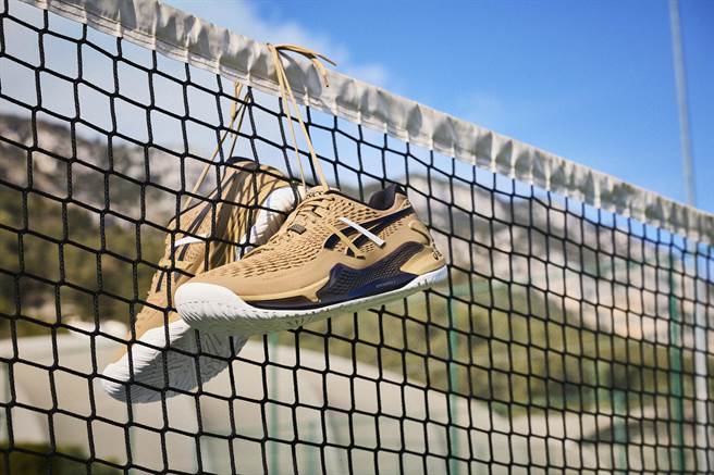 ASICS GEL-RESOLUTION 9  COLLABORATION WITH HUGO  BOSS，5280元。（ASICS提供）