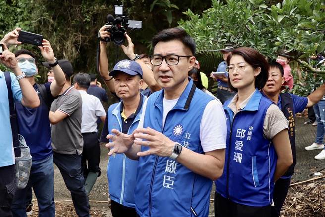 丰原地区椪柑结果率不佳，立委江启臣14日前往勘灾。（陈淑娥摄）