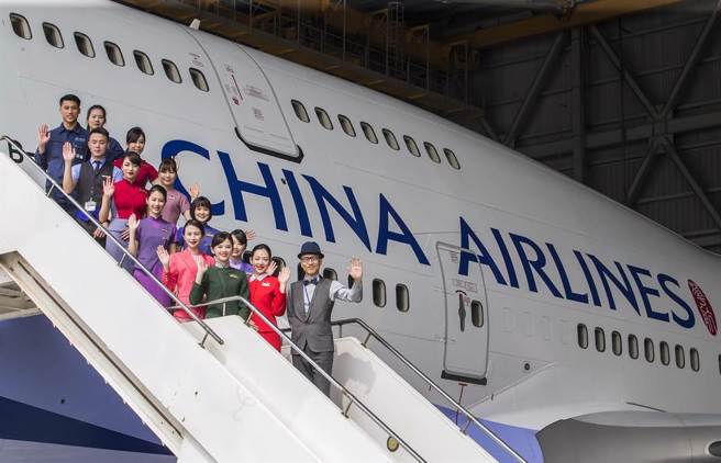 中華航空啟動2023年航空服務人員客艙組員徵才計畫，總計將招募超過百位本國籍客艙組員，15日正式開放報名。這也是睽違三年後，華航在新冠疫後首次大規模招考客艙組員。（陳麒全攝）