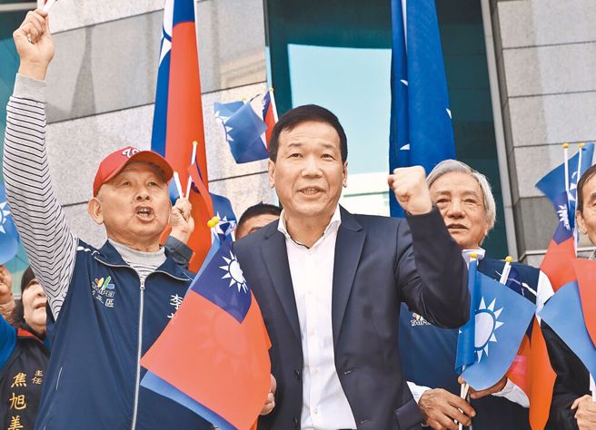 黄吕锦茹指出，锺小平（中）公布民调的举动已违反规定，会以党纪处分他。（中时资料照）