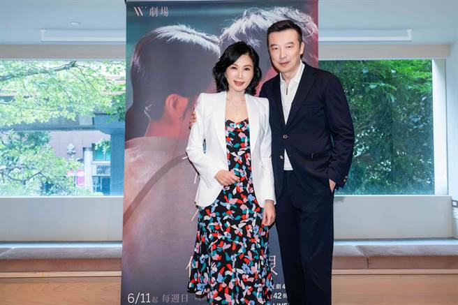 张玉嬿（左）和林炜是经典的「花系列」CP，暌违18年再演夫妻。（时创影业提供）