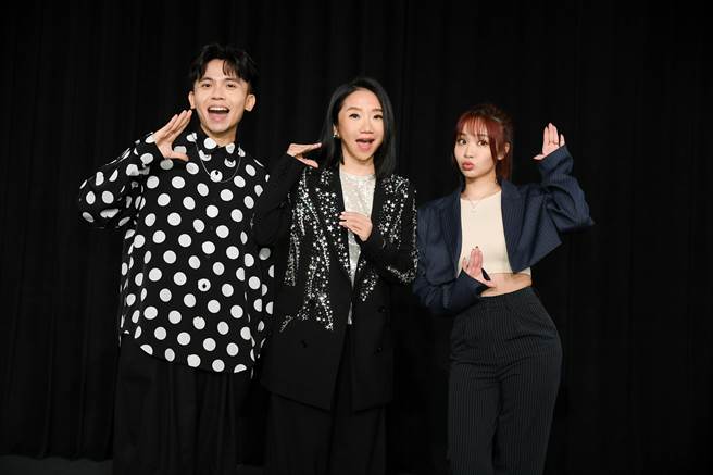 陶晶莹（中）担任评审长，黄豪平（左）、陈芳语为队长。（三立提供）