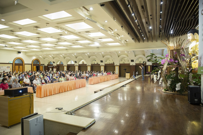 未来与希望讲座现场，瓦基与听眾分享阅读如何改变他的生命。（图／惠中寺提供）