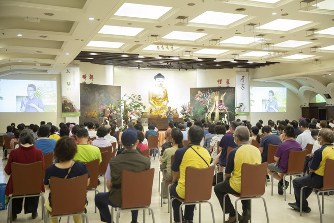 听眾专注聆听瓦基分享阅读对他的生命带来的改变。（图／惠中寺提供）