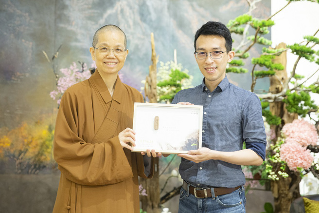 佛光山中区总住持觉居法师（左）致赠讲座结缘品给讲师瓦基（右）。（图／惠中寺提供）