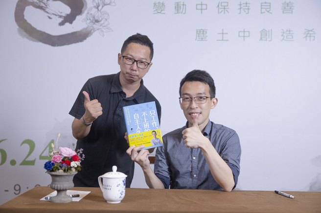 瓦基为听眾签书。（图／惠中寺提供）