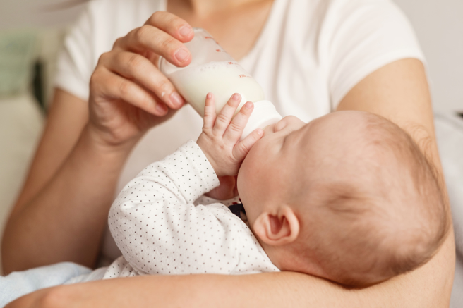 一名人妻表示，寶寶出現腸絞痛的症狀，醫師建議她先更換奶粉，卻遭到老公一口回絕。（示意圖／shutterstock）
