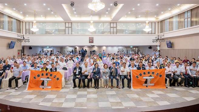 蔡英文今天出席「全國產業總工會第七屆會員代表大會第四次會議」，表揚52位優秀工會幹部以及會務人員。（總統府提供）