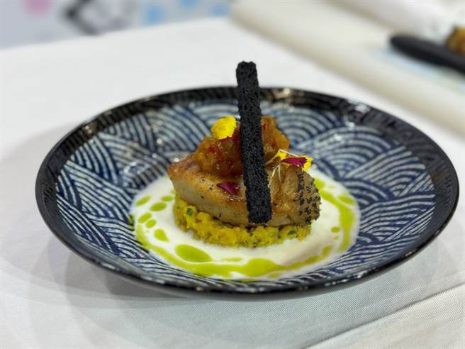 「香煎龍膽石斑佐咖喱扁豆與香料鳳梨沾醬」料理，食材採用國產精選石斑魚，以當季新鮮水果鳳梨，結合咖喱扁豆所特調沾醬，經過法國主廚巧手勾勒出石斑魚料理的口感層次及變化，令人食指大動。（高雄市海洋局提供／林瑞益高雄傳真）