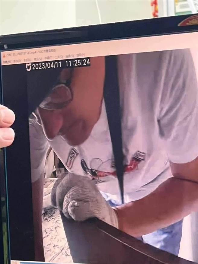 男子潛入民宅偷竊價值3萬元的滿月金飾。 （民眾提供／陳淑娥台中傳真）