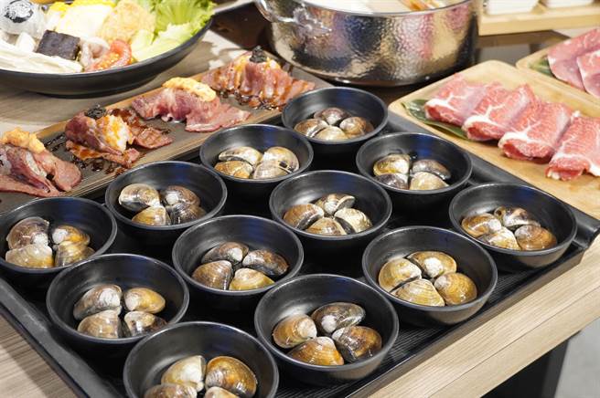 「涮乐和牛锅物」新竹经国店13日起试营运，业者祭出用餐打卡分享，每成人可享有东石渔港直送的「XXL大蛤蜊」1份。(马辣国际餐饮集团提供)