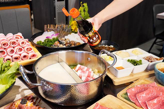 「涮乐和牛锅物」招牌石头锅使用日据时代经营至今的金字老牌「信成制油厂」所产制的黑麻油，香气诱人。(马辣国际餐饮集团提供)