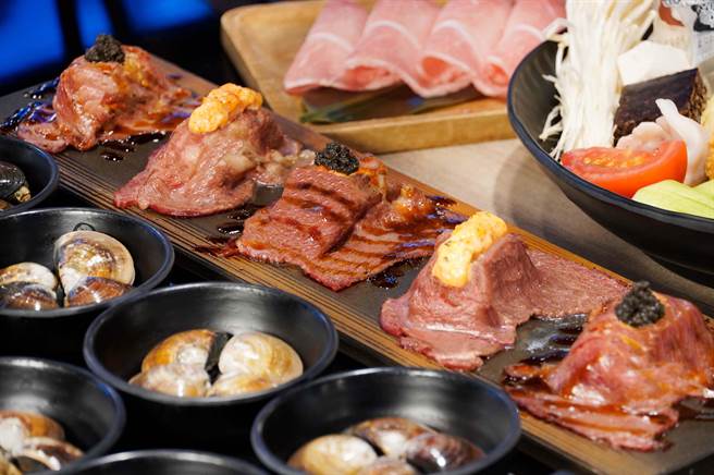 「涮乐和牛锅物」吃得到美国见岛和牛搭配义大利Urbani黑松露的现点现做「炙烧松露和牛握寿司」。(马辣国际餐饮集团提供)