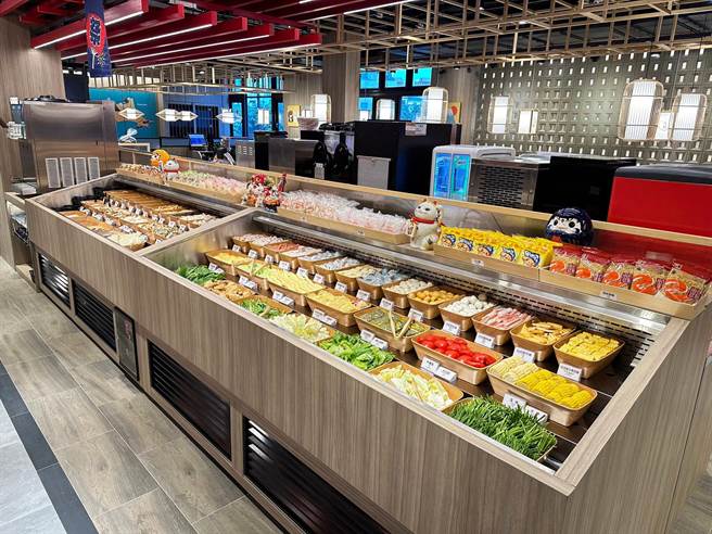 自助吧全日配有冰温水雾长效保鲜，提供新鲜时蔬、小农瓜果、手工锅物，共55到60种精选菜色。(马辣国际餐饮集团提供)