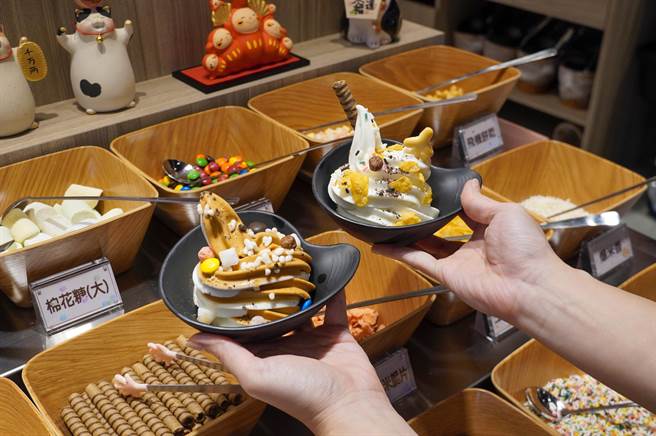 甜点供应口感丝滑细致的霜淇淋，有北海道牛乳和浓厚泰奶2款超人气口味，还有脆笛酥、小麻糬等15种小点心自由搭配。(马辣国际餐饮集团提供)