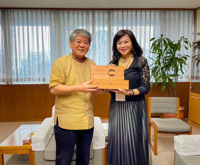 基隆市副市长邱佩琳（右）14日拜会日本冲绳县副知事照屋义实（左）。（基隆市政府提供／张志康基隆传真）