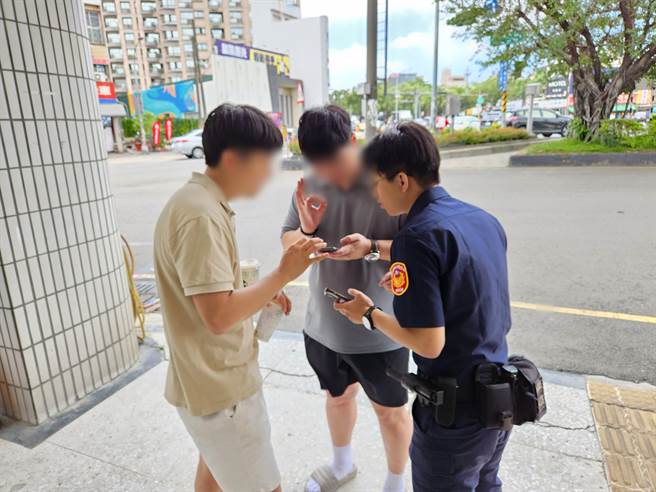 韩国2男子因需兑换台币跑到派出所求助，员警透过翻译、简单英文沟通等方式，帮助2男找到去银行的路。（翻摄照片／崔正纲高雄传真）