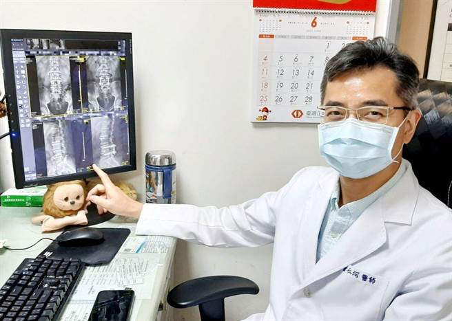 曾仁河主任建议劳动者要训练核心肌，并穿戴束腰，才能降低腰椎伤害。（大千医院提供／李京升苗栗传真）