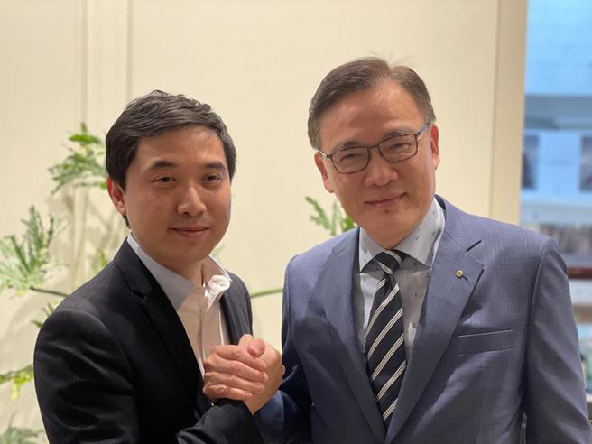 高力国际董事总经理刘学龙(右)今(14)日宣布延揽原本担任世邦魏理仕台湾顾问及交易服务部主管的陈颂民(左)，进入高力国际，坐上「资深执行董事」宝座。（图/蔡惠芳）