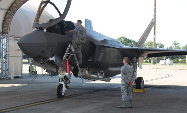 F-35隐形战机在佛罗里达州艾格林空军基地（Eglin Air Force Base）的资料照。（美国空军）