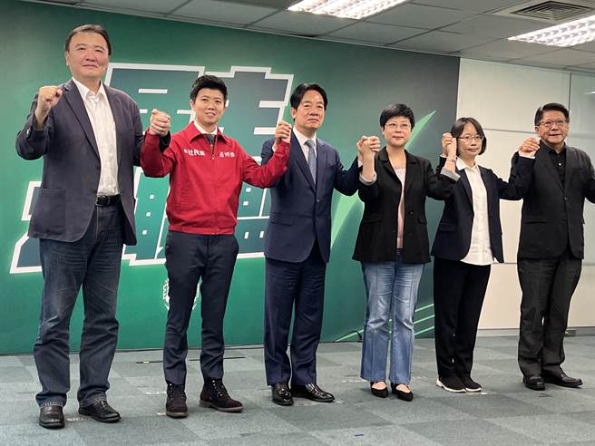 民進黨中執會14日通過3個立委艱困選區布局，祕書長許立明（左起）、民進黨台北市第6選區立委參選提名人苗博雅、副總統賴清德、新竹市立委參選提名人林志潔、彰化第3選區立委參選提名人吳音寧、召集人潘孟安一同高喊「凍蒜」。（資料照）