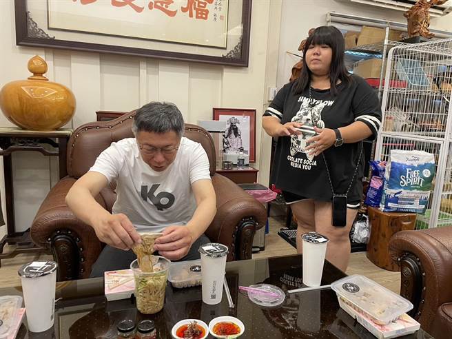 2024總統擬參選人柯文哲首次品嚐嘉義名產美乃滋涼麵。（林昱孜提供／廖素慧嘉市傳真）