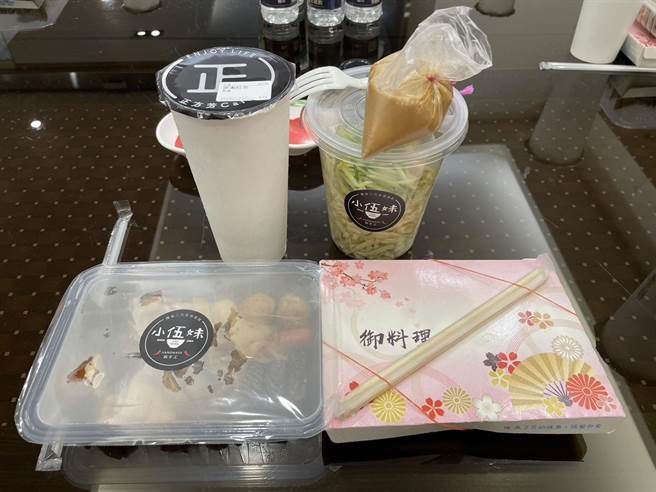 2024總統擬參選人柯文哲初嚐嘉義名產這款美乃滋涼麵。（林昱孜提供／廖素慧嘉市傳真）