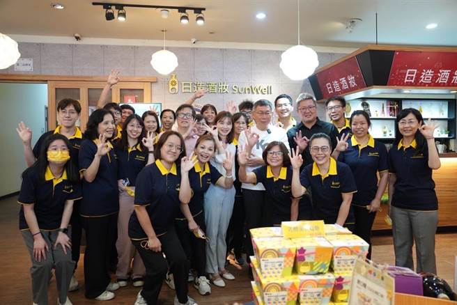 擬參選2024總統大選的民眾黨主席柯文哲（第二排右四）參訪日造酒妝，受到熱情簇擁。（林昱孜提供／廖素慧嘉市傳真）