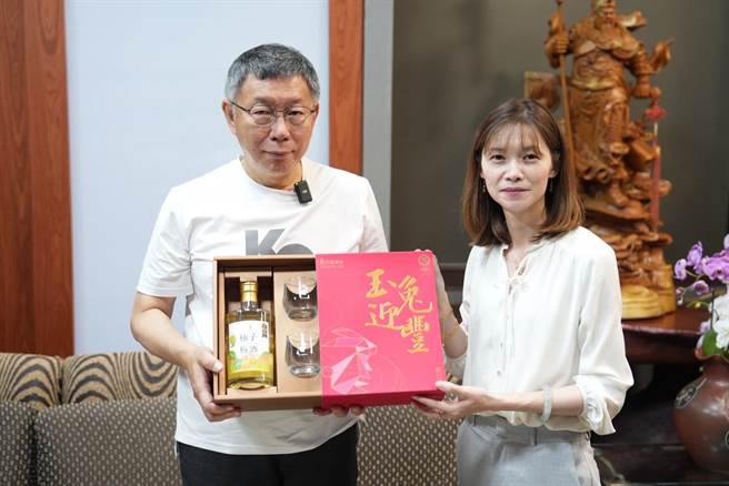 擬參選2024總統大選的民眾黨主席柯文哲（第二排右四）參訪日造酒妝。（林昱孜提供／廖素慧嘉市傳真）