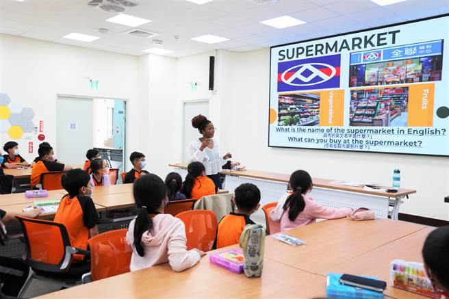 雲林縣今年將招考國小英語專長師資15人，圖為一名外師對小朋友授課。（本報資料照片）