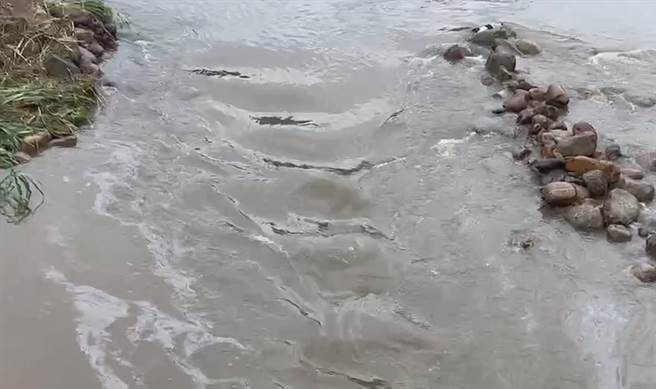 鳳山溪鄰近關西淨水廠水源遭到汙染，鎮民恐慌不敢外食，部分店家也暫停營業。（關西鎮公所提供／邱立雅竹縣傳真）