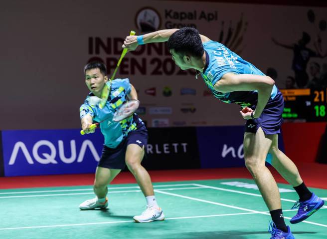 王齐麟（右）、李洋（左）在加拿大公开赛首轮直落二获胜。（资料照／Badminton Photo提供，陈筱琳台北传真）