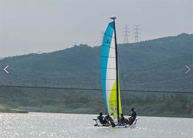 入住福容福隆店可加購各式水上活動，包括體驗SUP、獨木舟、雙體帆船、衝浪及趴板。(福容大飯店提供)