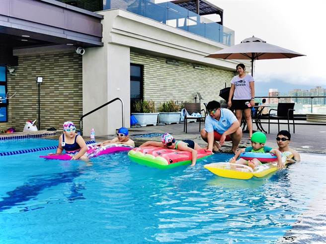 福容花蓮店推出「粽星雲集」一系列端午節活動，福容盃龍舟賽的贏家能免費吃晚餐。(福容大飯店提供)