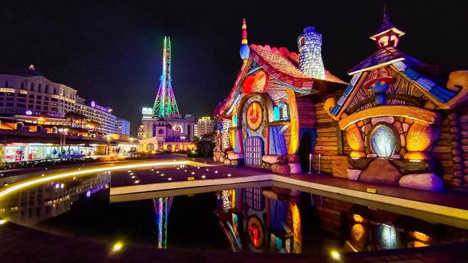 一家4口入住家庭房含自助式早餐4客、義大遊樂世界門票4張，全包式套裝內容4999元。(義大皇家酒店提供)