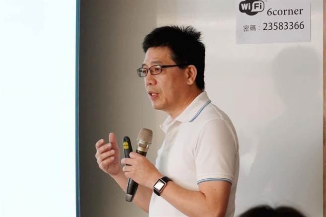 近日表态参选立委的民眾党前秘书长谢立功于脸书质疑，前市长林右昌时期许多重大建设均有延宕与瑕疵，其中是否有人谋不臧或类似新竹棒球场的「大秘宝」，他担任立委会为市民「挖」出来。（谢立功办公室提供／徐佑升基隆传真）