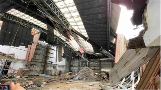 近日基隆市民活动中心整建工程屋顶突然崩塌，造成1工人受伤。（翻摄照片／徐佑升基隆传真）