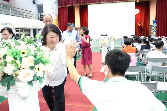 嘉义市长黄敏惠与大业国中毕业生击掌鼓励。（嘉义市政府提供／廖素慧嘉市传真）