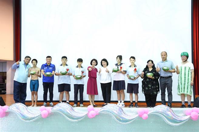 嘉义市长黄敏惠送大业国中毕业生西瓜传情送祝福。（嘉义市政府提供／廖素慧嘉市传真）