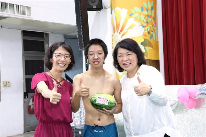 嘉义市长黄敏惠送大业国中毕业生西瓜祝福。（嘉义市政府提供／廖素慧嘉市传真）