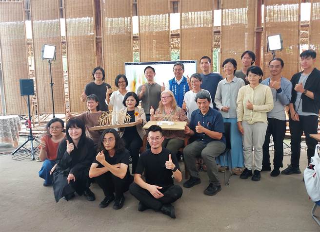 世界竹组织执行长苏珊（第二排左三）到云林勘查竹创基地，县长张丽善（左二）亲自陪同。（周丽兰摄）