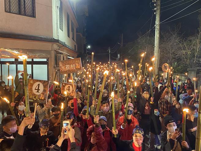 正月15油笐火是北埔充满在地特色的元宵活动，今年留下大量影像，公所将在20日于邓南光影像纪念馆举办影像展暨纪录片首映会。（北埔乡公所提供／邱立雅竹县传真）