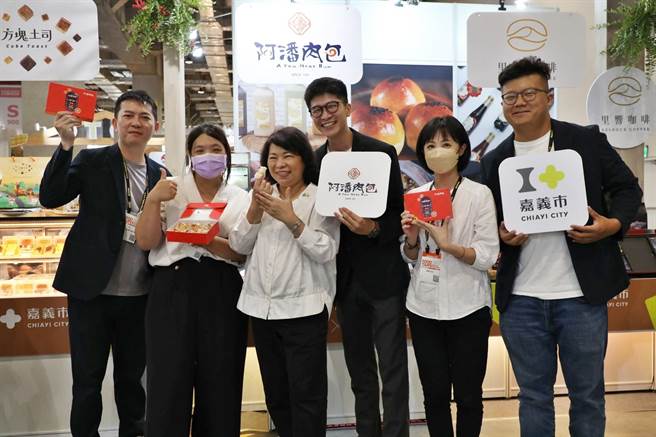 嘉義市長黃敏惠推薦「嘉市好店」的產品。（嘉義市政府提供／廖素慧嘉市傳真）