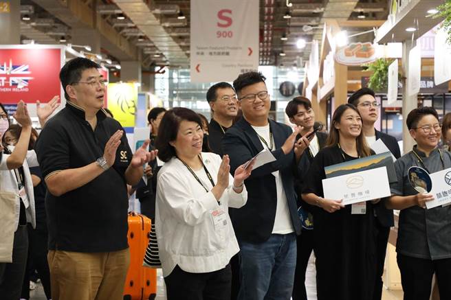 嘉義市長黃敏惠參觀「嘉市好店」業者的展品。（嘉義市政府提供／廖素慧嘉市傳真）