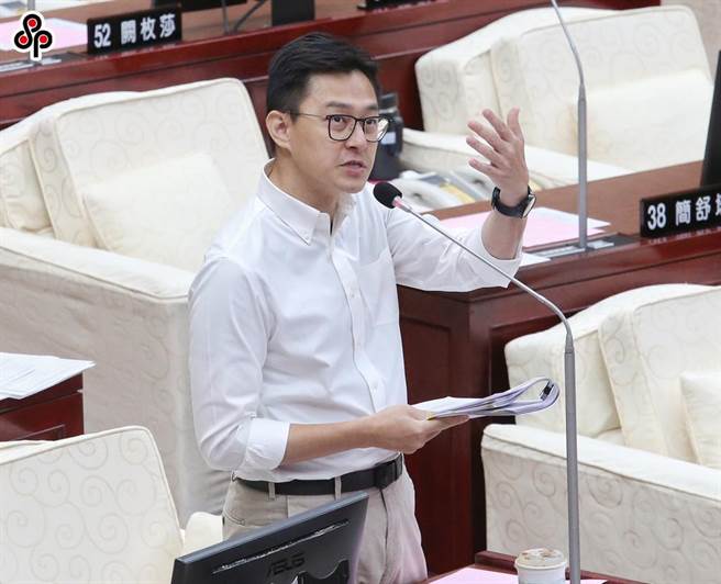 台北市议员詹为元14日针对悠游卡公司前董事长陈亭如指控蒋市府说词，对陈丢出8大疑问。（王英豪摄）