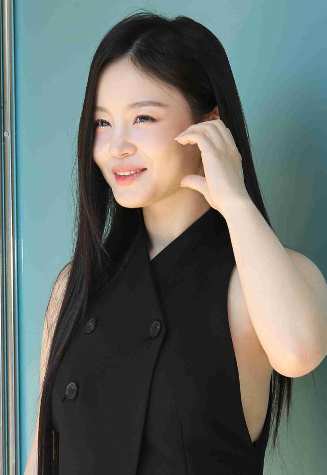 有「韩版爱黛儿」之称的Lee Hi（李夏怡）久违现身时尚活动中。（CFP）