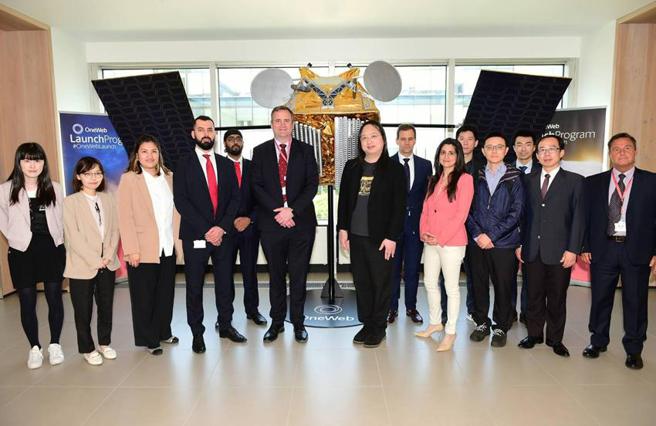 （数位部长唐凤参访OneWeb总部。图／数位部提供）