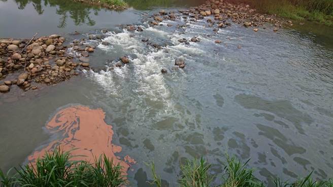台水公司在关西净水场设置临时取水口，但因大雨坍方抢修中，关西镇又停水了。（新竹县环保局提供／邱立雅竹县传真）