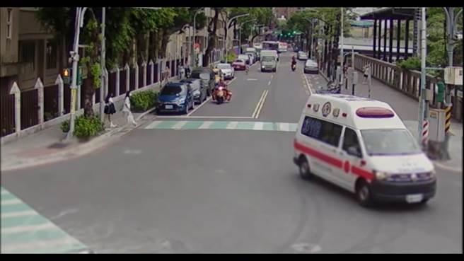 救護車趕抵板橋國民運動中心。（王揚傑翻攝）