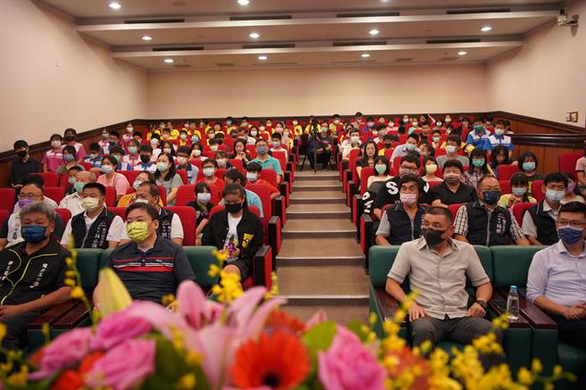 台中电厂14日于接待中心办理台电奖助学金联合颁奖典礼。（台中电厂提供）